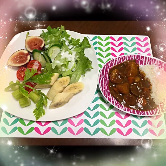 Snapdishの料理写真:特製中辛カレー。☆〜（ゝ。∂）いちじく。野菜サラダ☆〜（ゝ。∂）💞|misuzumisuさん