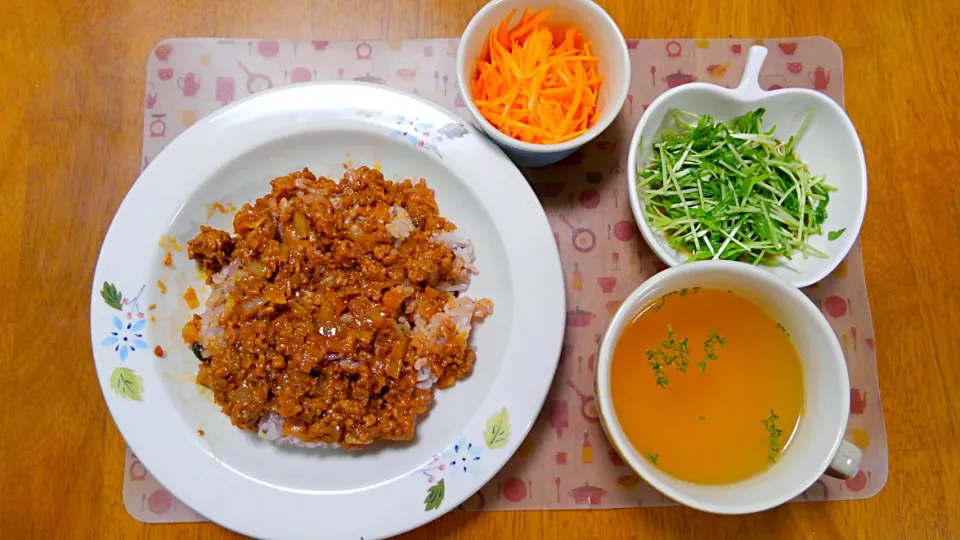 Snapdishの料理写真:８月２５日　タコライス 空芯采の芽サラダ　にんじんラペ　コンソメスープ|いもこ。さん