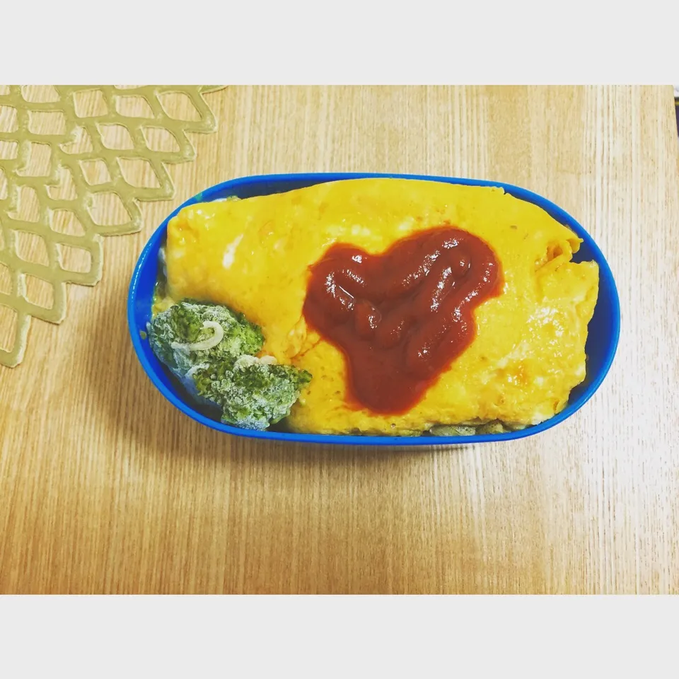 明日のお弁当は、頂いたとーっても美味しい卵で作ったオムライス♡ ハート下手だし作り置きのブロッコリーペペロンは凍ってるけど良いのだ☻♡|ねっぴさん