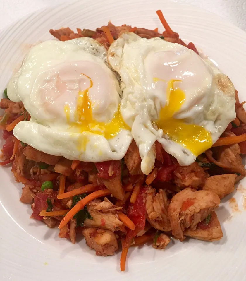 Chicken sautéed with diced tomatoes, green chillies, chopped carrots and peas. Topped with two sunny side up eggs! 😋|Alma's Home Kitchenさん