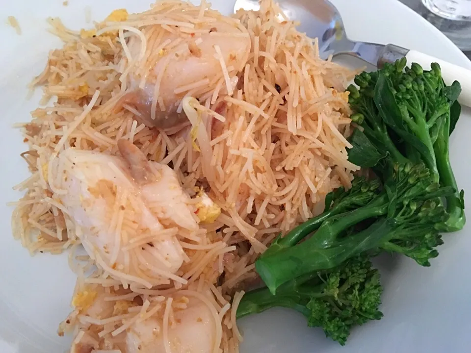 Snapdishの料理写真:Fried mee siam with prawns and scallops, and poached broccoli spears|Ong Sor Fernさん