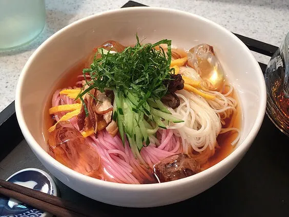 氷をのせて涼しさ満点！ カラフルぶっかけ素麺  もう終わりに近づいてる素麺ですが、今日は暑そうだから載せました。これ見て涼んで下さい。|Mokologueさん