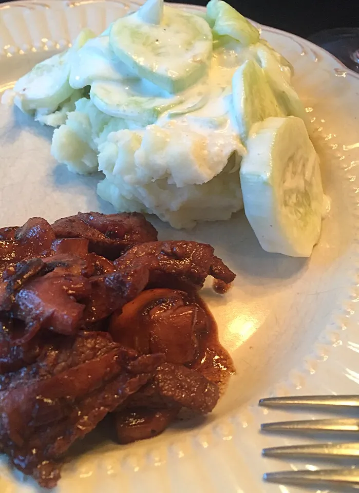 Cream cucumbers over mashed potatoes and balsamic steak tips|K Goodnessさん