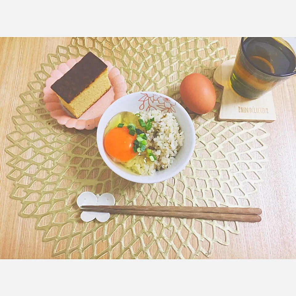 朝ごはんに、頂いたおいしい卵でシンプルに卵かけご飯♡生で一回食べてみてって言われて食べてびっくり♡
全然生臭さがない☻♪
カステラも頂いたおいしいカステラ*\(^o^)/*卵づくし！|ねっぴさん