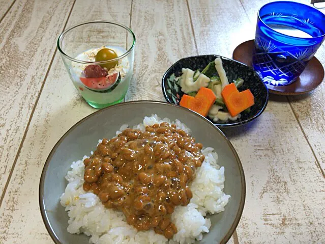 今日の男飯(⌒-⌒; )朝ごはんバージョン♫納豆andヨーグルトandピクルスの|ひーちゃんさん