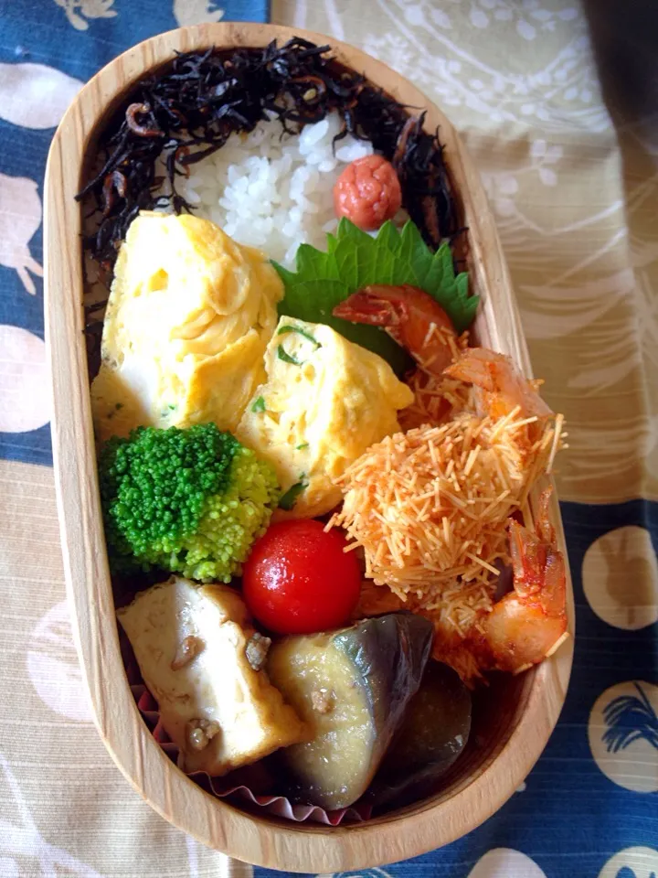 今日の息子弁当は
海老の   みのむし揚げ
ネギ玉子
麻婆茄子厚揚げ
手作り ひじきのふりかけ(^^)|愛ママさん