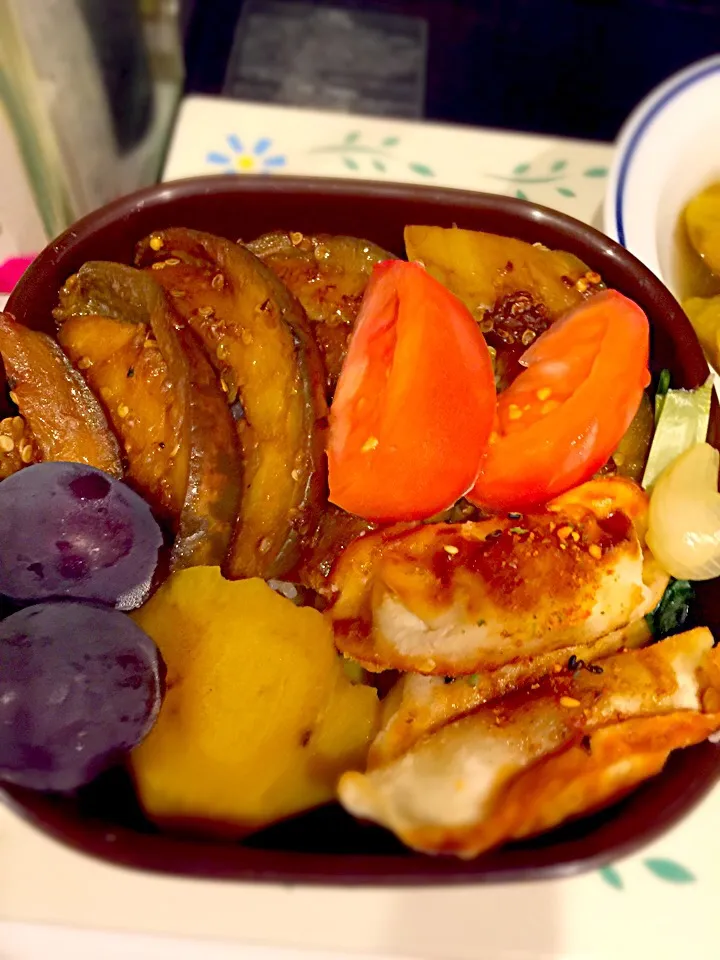 パパお弁当🍱  茄子の甘味噌炒め  餃子  さつまいものレモン煮  小松菜の漬物  らっきょうの甘酢漬  トマト  ピオーネ🍇|ch＊K*∀o(^^*)♪さん