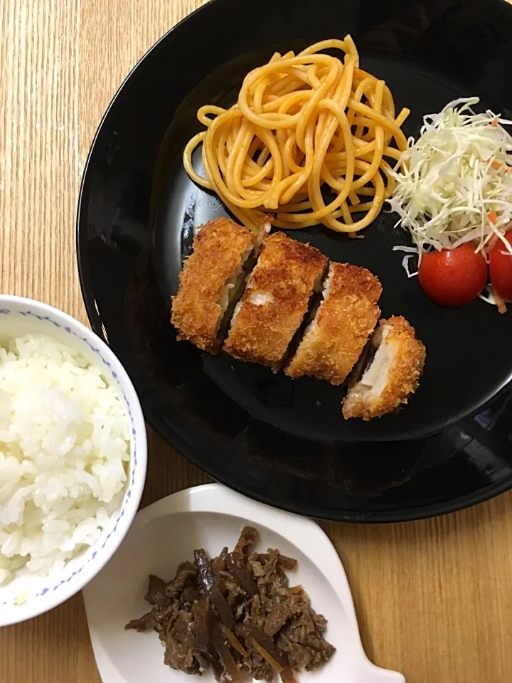 村井さんちのなすカツ、スパゲティ、サラダ、牛肉とこんにゃくのしぐれ煮、ご飯。

#ムスメご飯|mossan＠OSAKAさん