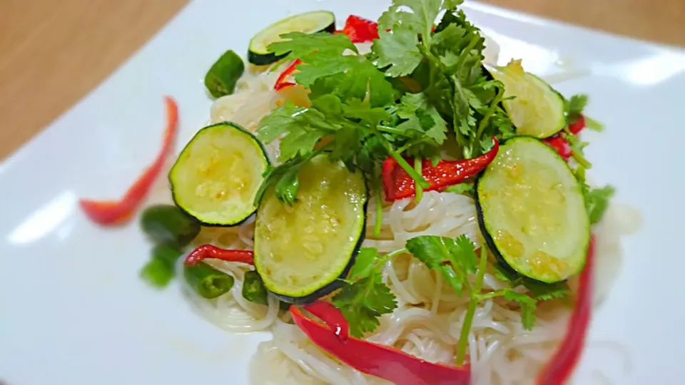 Snapdishの料理写真:パクチーたっぷりエスニック素麺|伊藤央さん