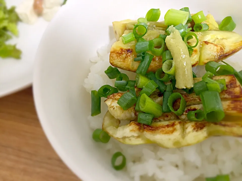 なすの蒲焼き丼 🍆|はむたろうさん