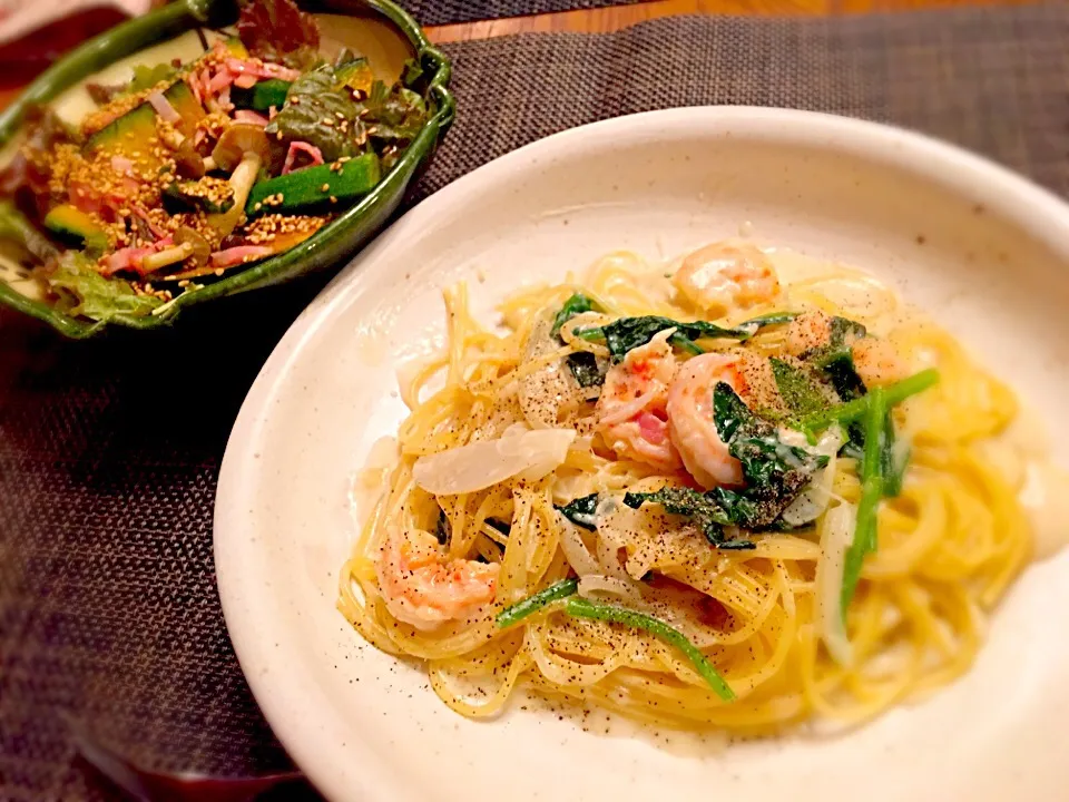 えびとほうれん草のクリームパスタ
野菜たっぷりサラダ|あやみっきーさん