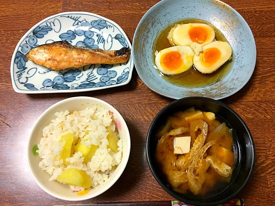 サツマイモご飯、揚げ卵のあんかけ、焼き鮭、お味噌汁。|おかんさん