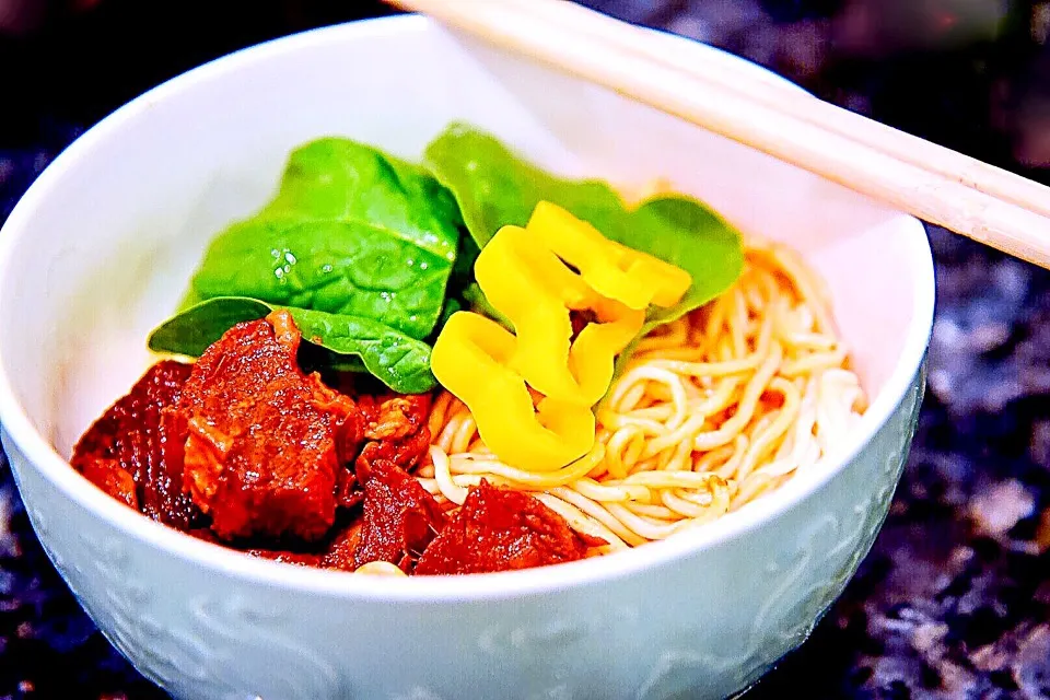 Handmade noodles with beef and vegetables.|Joyce Wさん