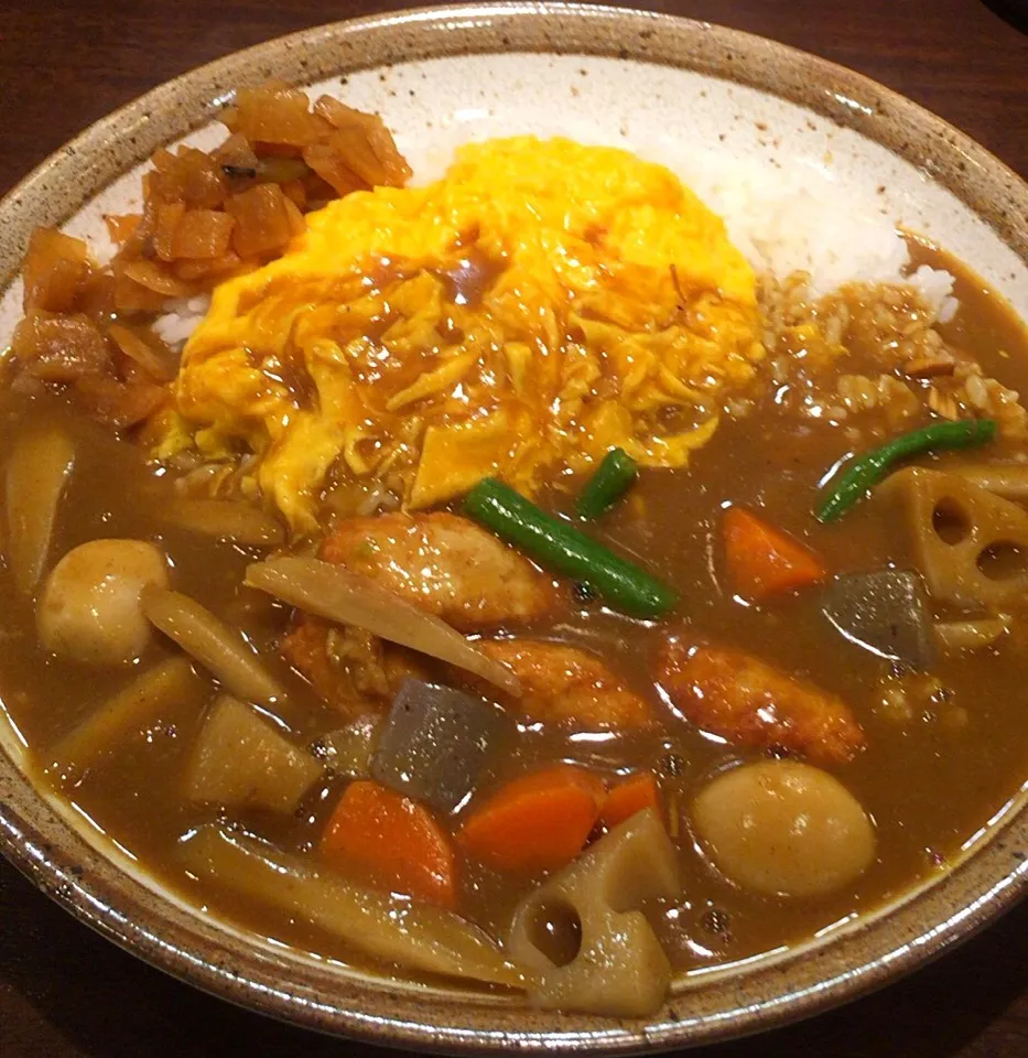 鶏つくねと根菜の和風カレー + スクランブルエッグ|るみおんさん