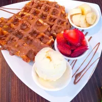 Double Chocolate Chip Waffles with Bananas and Strawberries.|Joyce Wさん