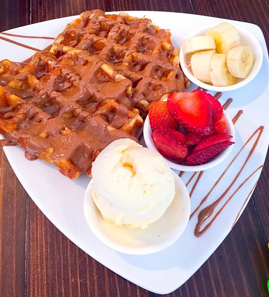 Double Chocolate Chip Waffles with Bananas and Strawberries.|Joyce Wさん