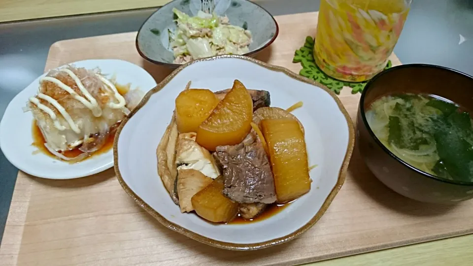 ぶり大根、玉ねぎマヨぽん冷奴、キャベツとツナの和風マヨサラダ、玉ねぎとわかめの味噌汁|おむすびさん