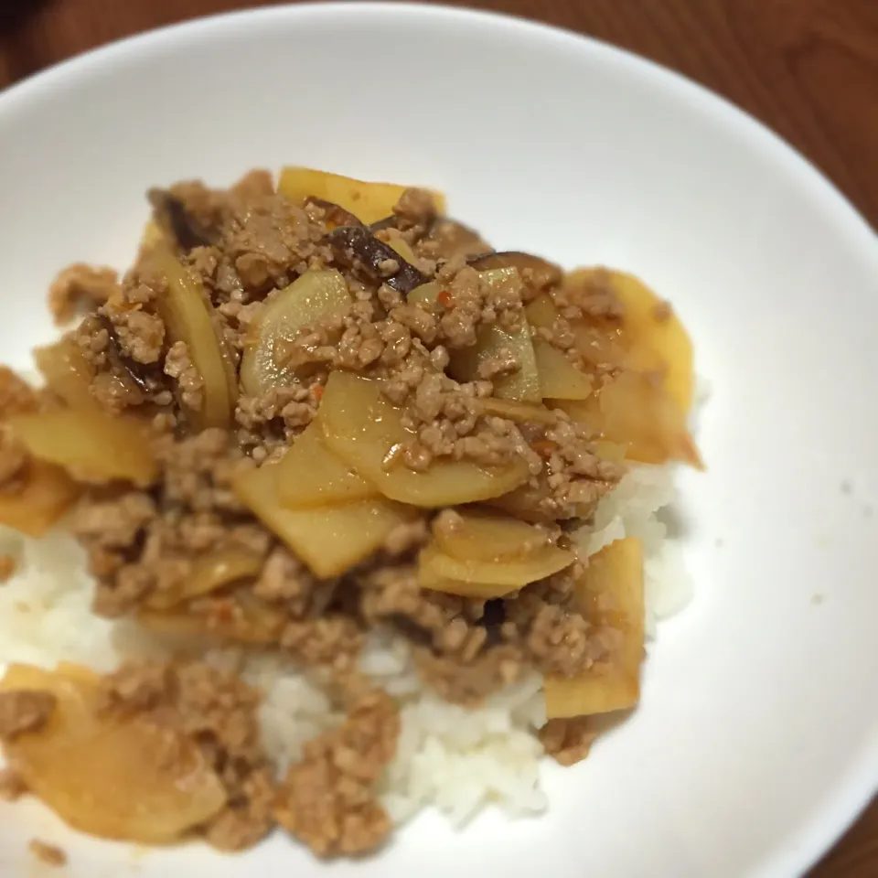 Snapdishの料理写真:もこみち流 じゃがいもとひき肉の辛みそ炒め丼|まるちゃんさん