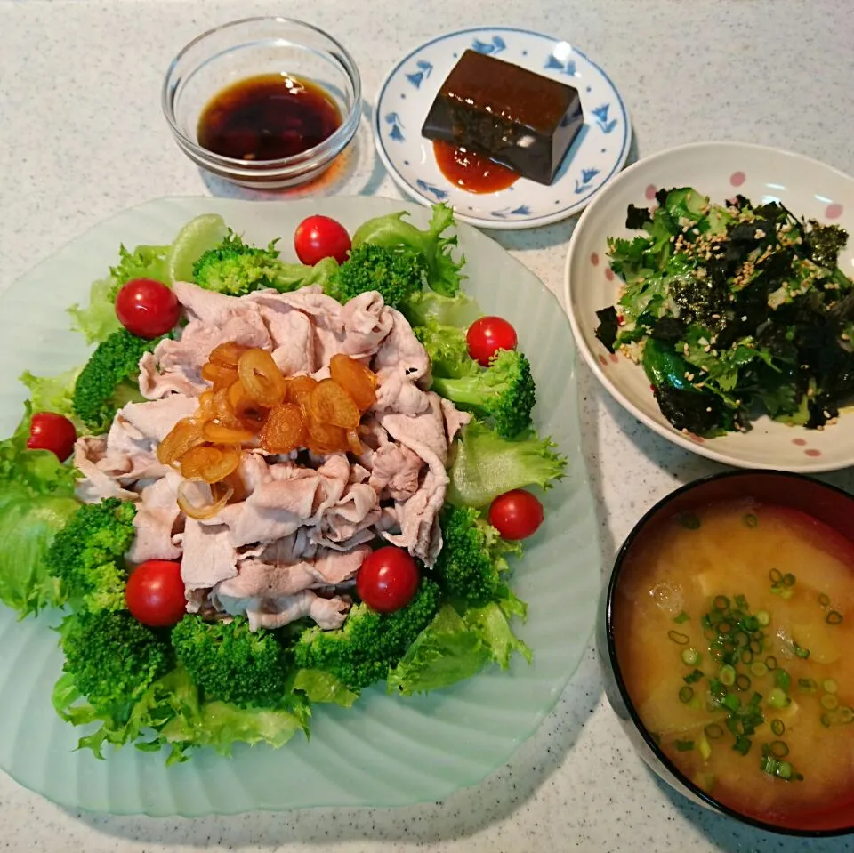 豚冷しゃぶ(らっきょうぽん酢)、きゅうりとパクチーのにんにく和え、お味噌汁、黒ごま豆腐|rokochixxx666さん