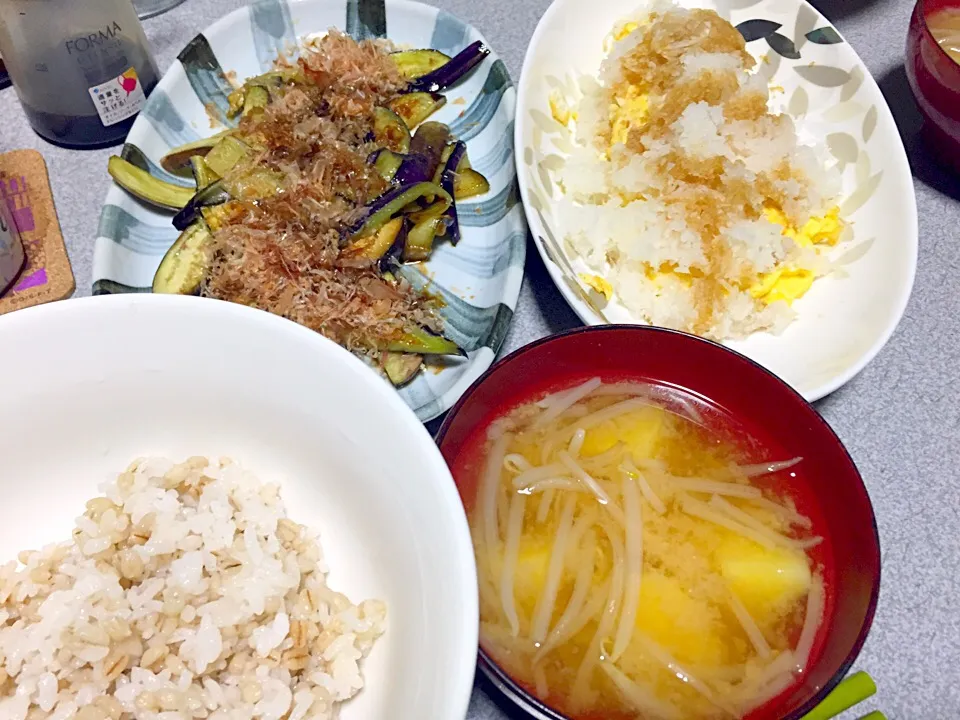 Snapdishの料理写真:もち麦飯、オムレツ大根おろしのせ、じゃがモヤシ味噌汁、ナス炒めおかかのせ|ms903さん