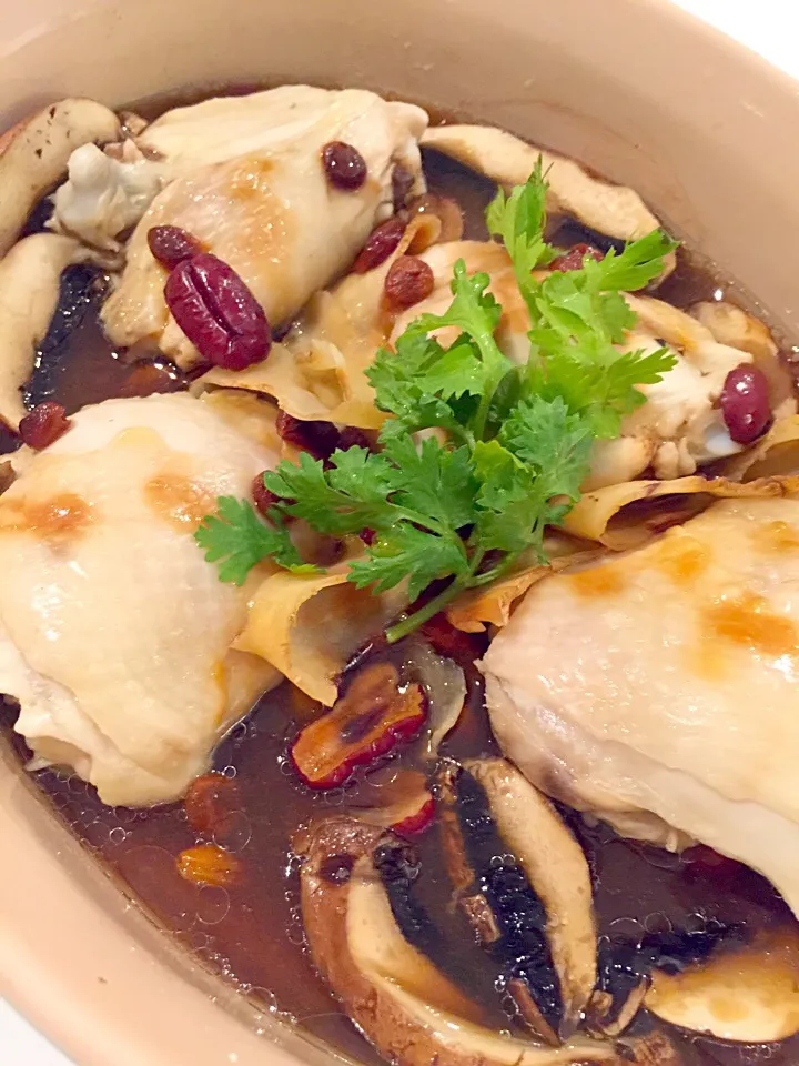 Steamed Chicken in Essence of Chicken with red dates & wolfberries.|Aunty Gさん