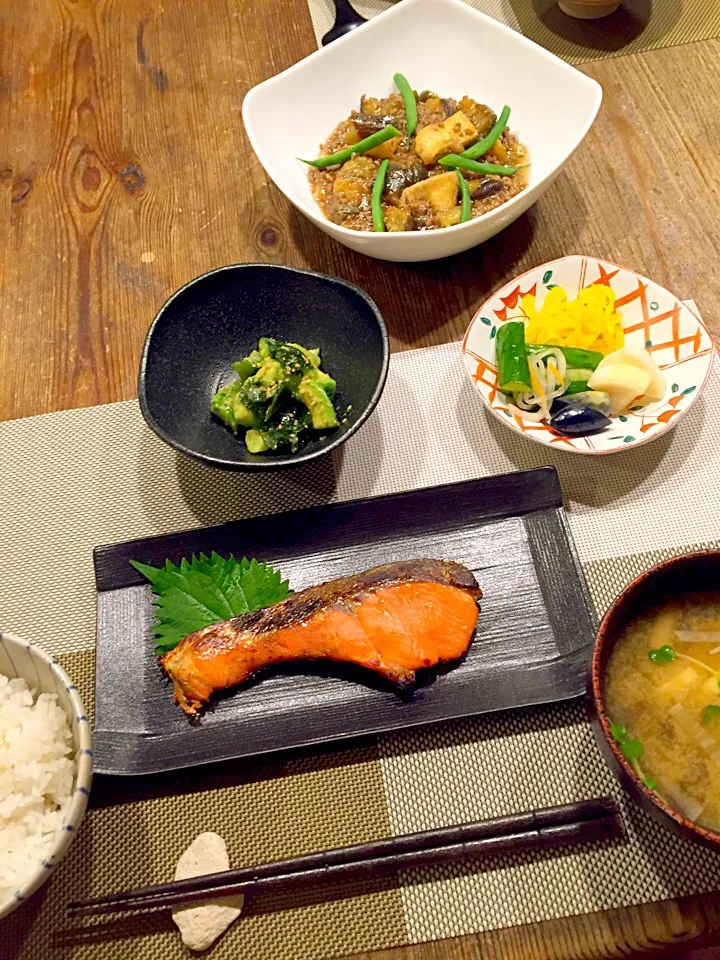 Snapdishの料理写真:今日は和食ご飯🍚紅鮭の味噌漬け焼き🐟ナスと油揚げのそぼろ炒め煮🍆叩ききゅうりとアボカド、わかめのナムル🍃お漬物、大根としめじ、油揚げのお味噌汁💛|まみりんごさん