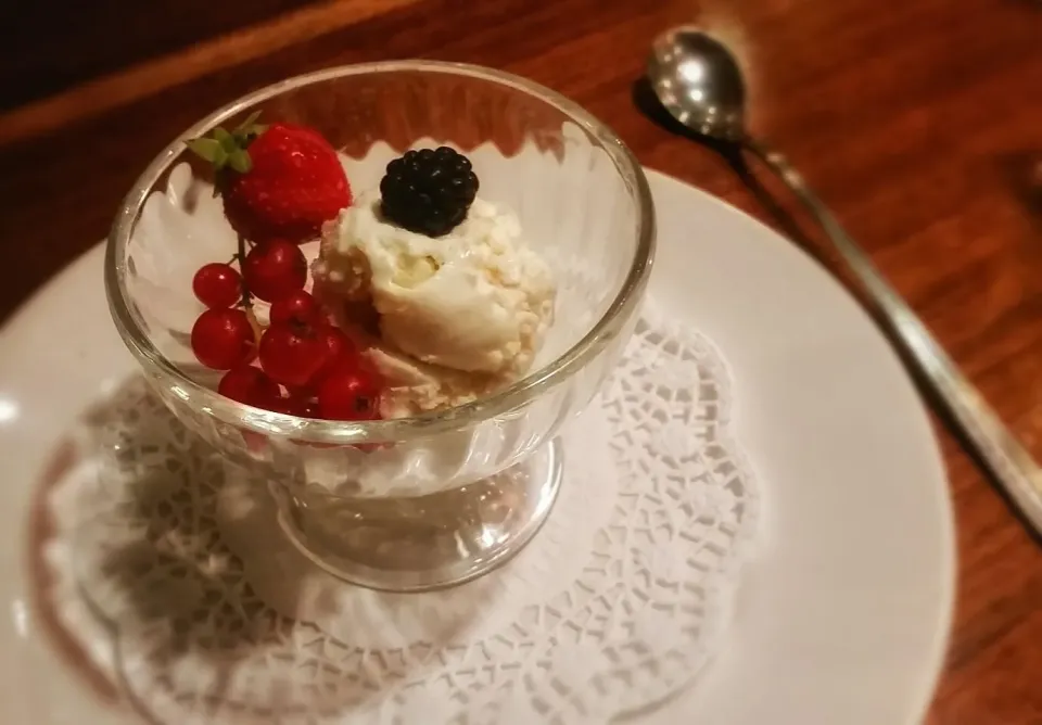 Snapdishの料理写真:Appel Holunder Ice cream with fruits

 #Restaurant Taverne Hotel Interlaken
 @Restaurant Taverne Hotel Interlaken|Najeskaさん