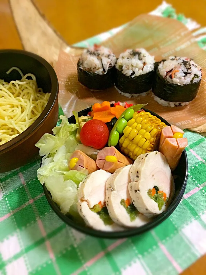 息子君弁当🎶
ざるラーメン
鳥ハム
焼きもろこし
ウイン
小松菜と油揚げの炒め物
梅ジャコおにぎり|BooBooさん