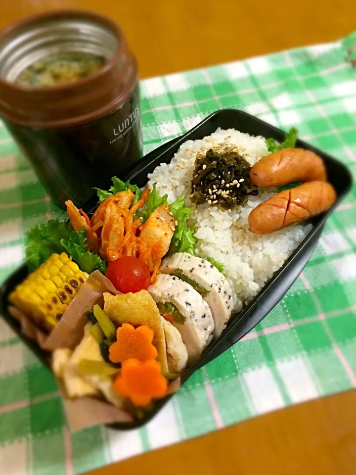 旦那ちゃん弁当🎶
豚キムチ
鳥ハム
小松菜と油揚げの炒め物
焼きもろこし
ウイン
高菜のっけご飯|BooBooさん