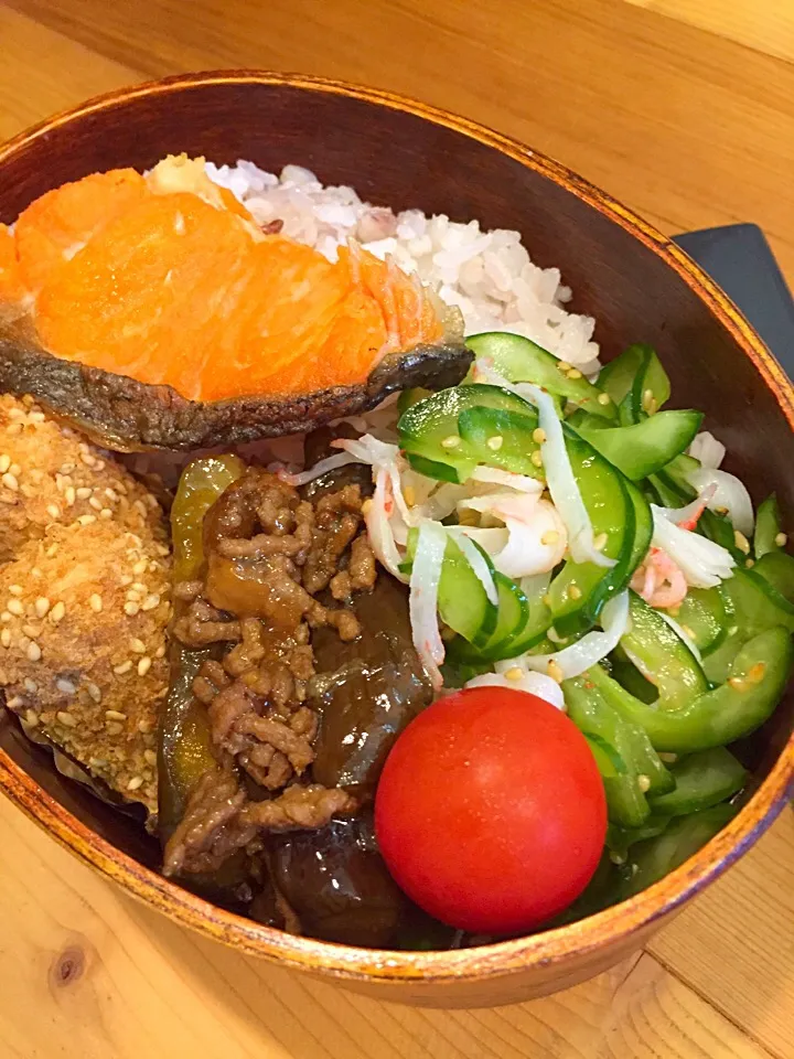 パパたろ弁当

雑穀ご飯
塩鮭
酢の物
かぼちゃのコロッケ
麻婆茄子
ミニトマト|ひななぎさん