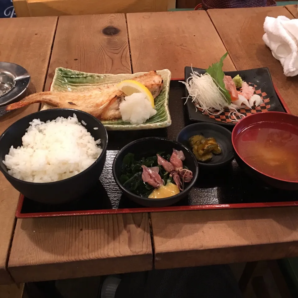 Snapdishの料理写真:上野にある食道楽と言うお店の焼き魚定食です。
ご飯お代わり無料
酢味噌で食べる小鉢と刺身が付いていました。
900円は庶民のみかたですね😊|畑田 成治さん