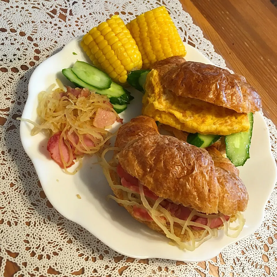 Snapdishの料理写真:いただき物オンパレードのお昼ご飯(^O^)
コーンは茹でて冷凍、そうめんかぼちゃはベーコンと炒めて（≧∇≦）|Satokoさん