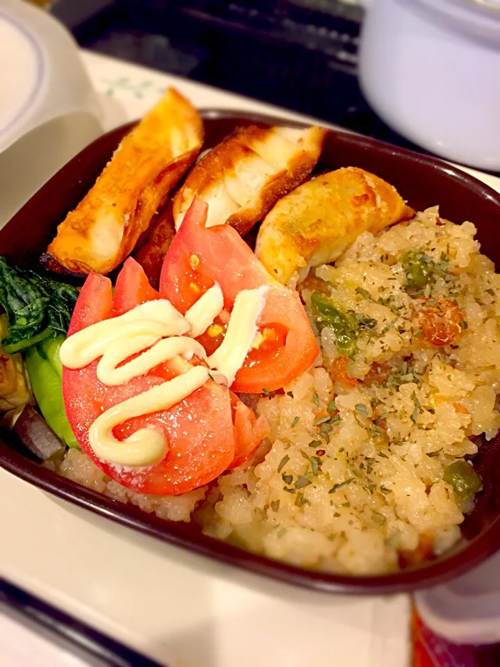 パパお弁当🍱  海老ピラフ  揚げ餃子  さつまいものレモン煮  茄子と小松菜の漬物  トマト|ch＊K*∀o(^^*)♪さん