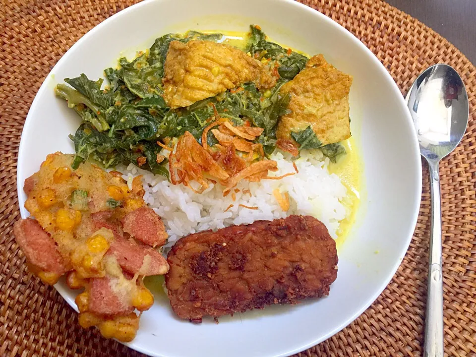 Gulai daun singkong lunch|yeni kartikasariさん