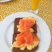 Scrambled eggs, salmon & rye bread !|Kayleigh Calderbankさん