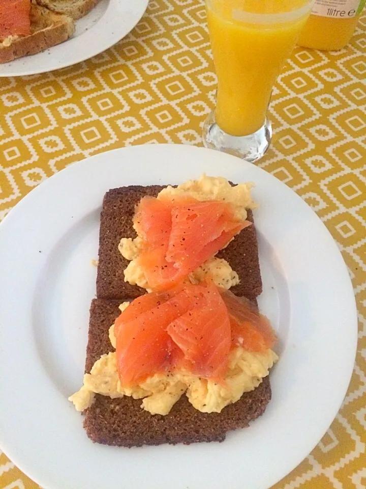 Scrambled eggs, salmon & rye bread !|Kayleigh Calderbankさん