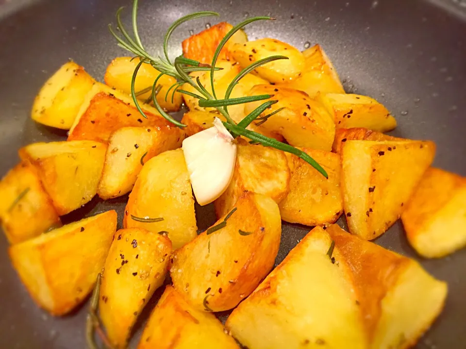 Patate Arrosto con aglio e rosmarino 😋|Fabio  Palmieriさん