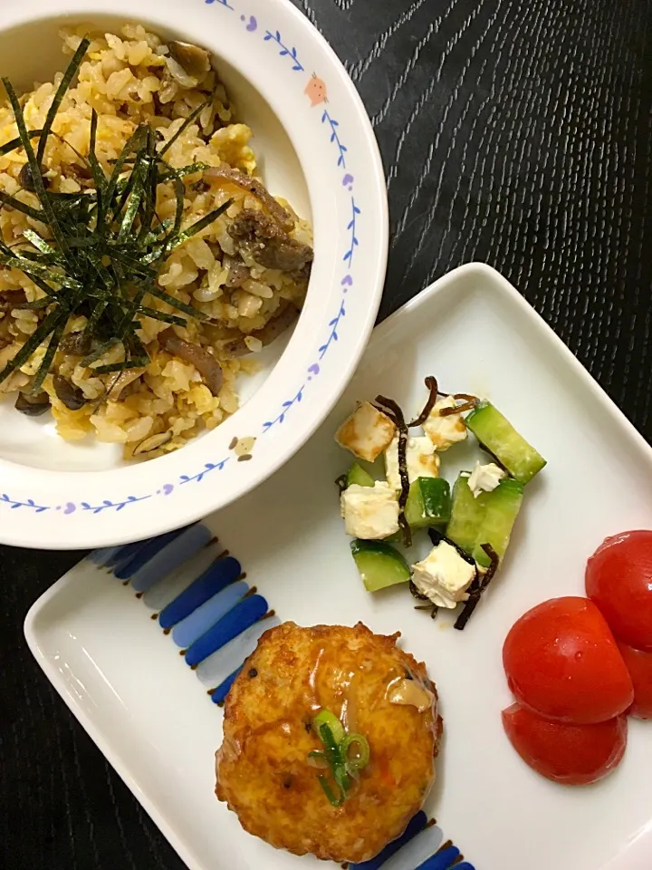 牛肉しぐれ炒飯、豆腐ハンバーグ、きゅうりとクリームチーズの塩昆布和え、ミニトマト

#ムスメご飯|mossan＠OSAKAさん