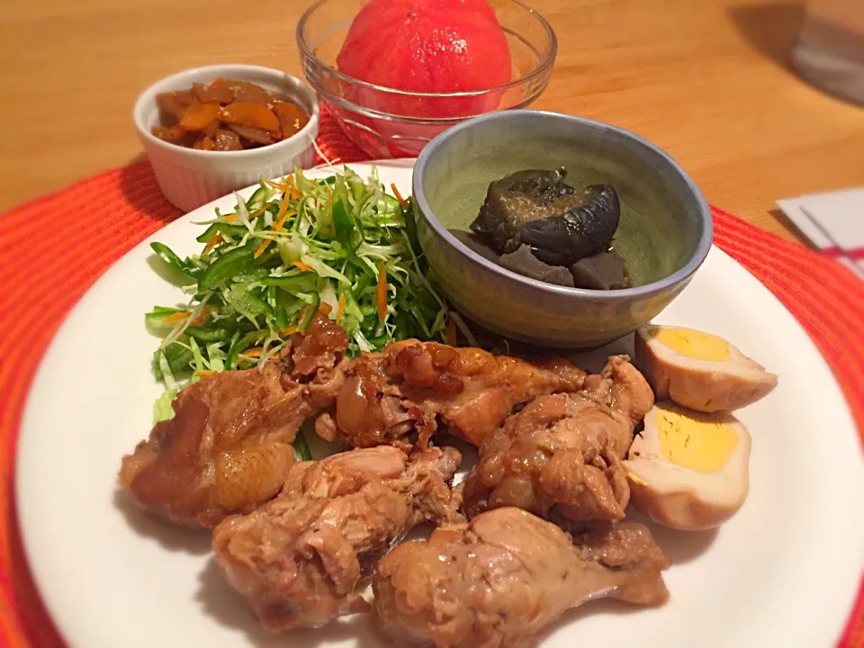 今日の晩御飯
彩りサラダ
蒟蒻とナスの煮物
丸ごとトマト
れんこんのきんぴら
手羽元のさっぱり煮|YUKI*MaMaさん