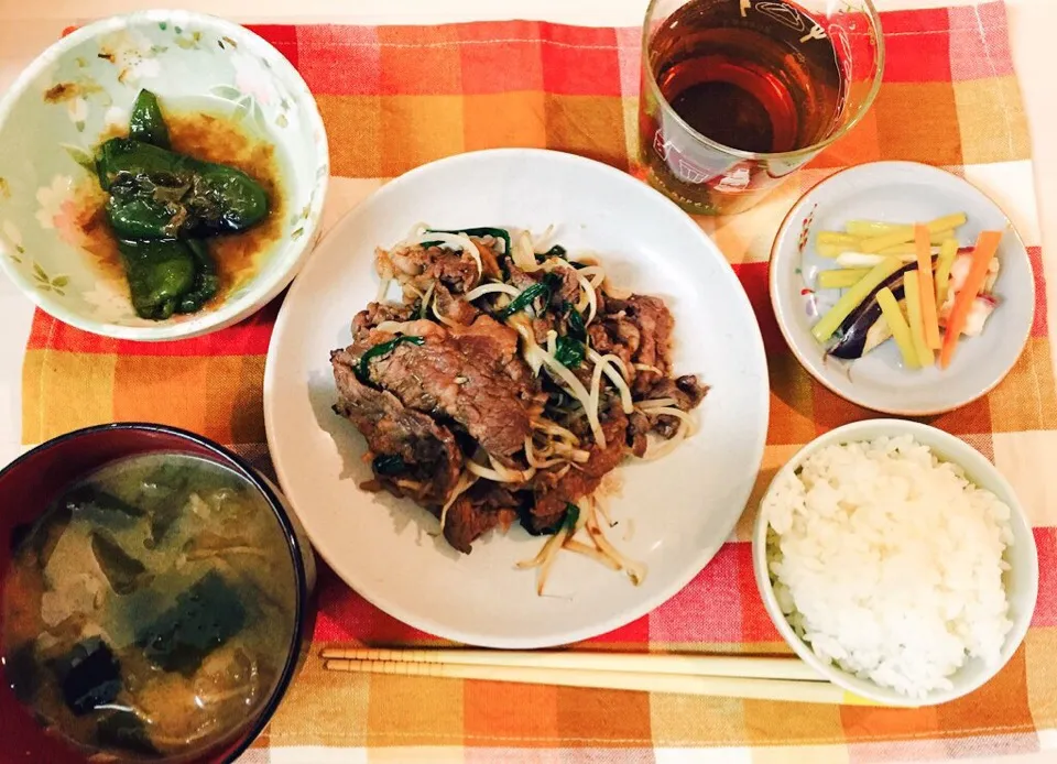 牛肉のオイスターソース炒め&ピーマン焼き浸し&ナスと人参とアスパラガスのピクルス&大根とわかめの味噌汁|お山さんさん