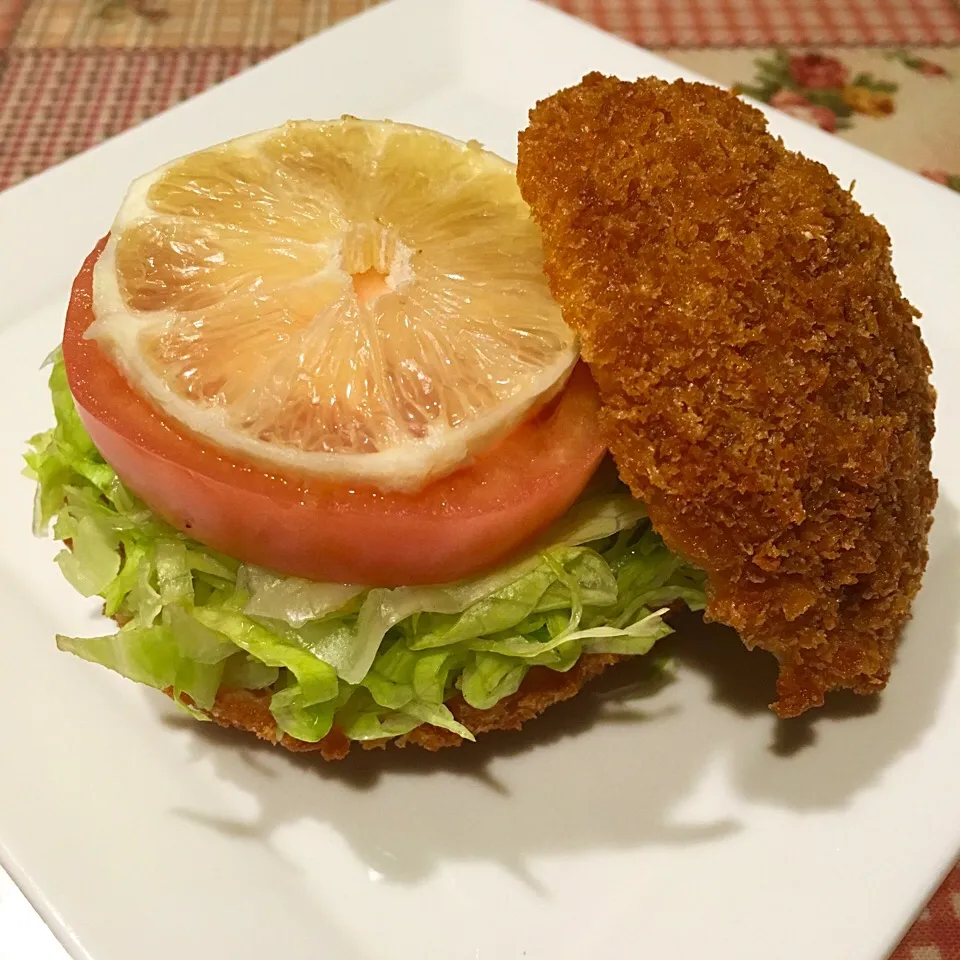 Snapdishの料理写真:ローソンのゲンコツメンチdeバーガー🍔|＊ゆみしぼり＊さん