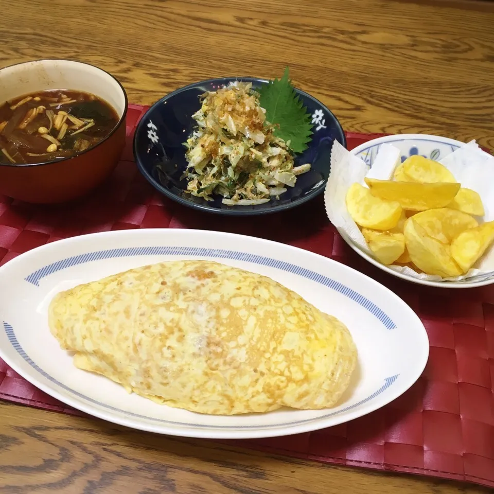 具沢山お味噌汁・白菜ときゅうりのサラダ・フライドポテト・オムライス|美也子さん