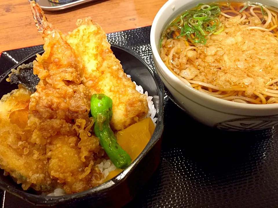 Snapdishの料理写真:天丼(小)セット
駅のお蕎麦やさん|mayuさん