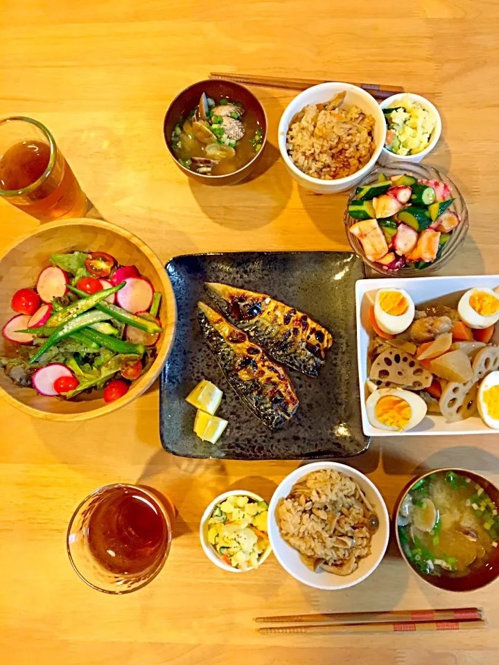 夜ご飯🍴 鯖の干物 手羽元と根菜煮物 サラダ キムチたこきゅうり きのこと生姜の炊き込みご飯 あさりの味噌汁 ポテトサラダ|kasumiさん