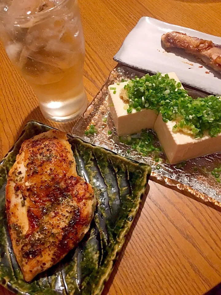 Snapdishの料理写真:やっこ、鶏胸肉のオレガノ焼き、ブリ照り焼き、ウィスキーのソーダ割り|プラムてつ。さん