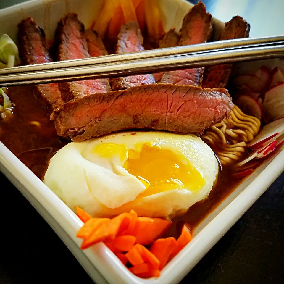 Beef Ramen w/ Carrot, Radish, Pepper, Broccoli Slaw, & a Poached Egg|Chef Cam Wolfeさん