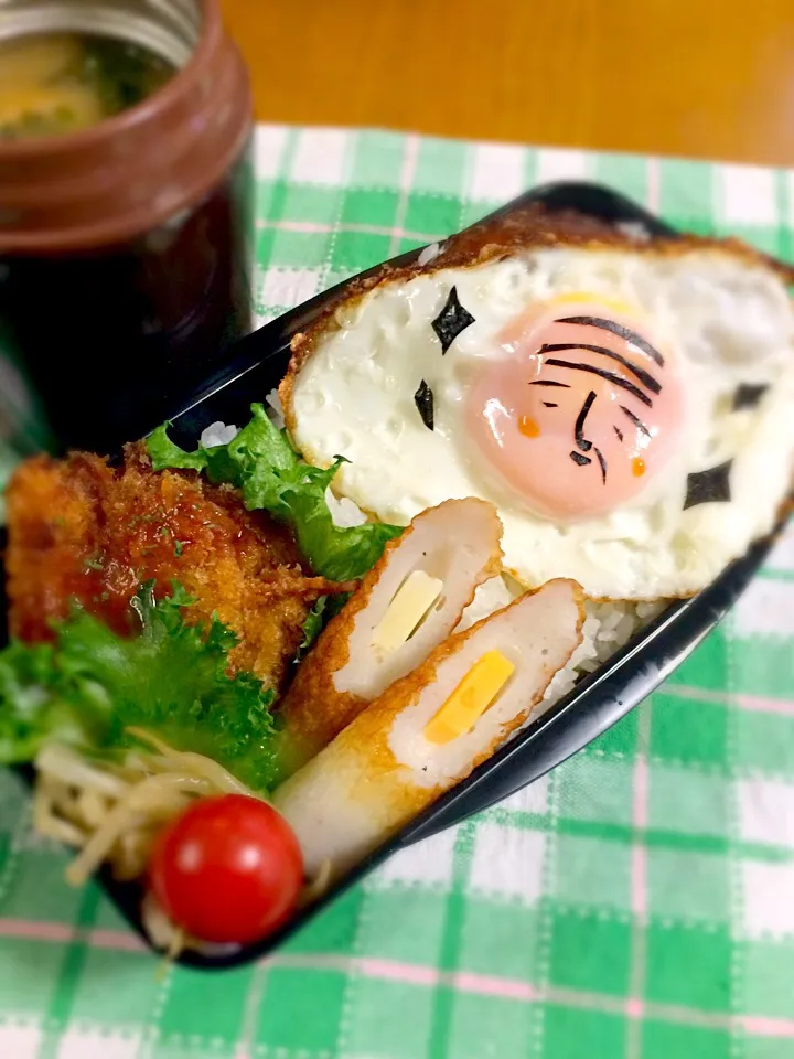 Snapdishの料理写真:旦那ちゃん弁当🎶
おっさん頑張れロコモコ丼
玉ねぎウインフライ
もやしナムル
コンビニチーちく|BooBooさん