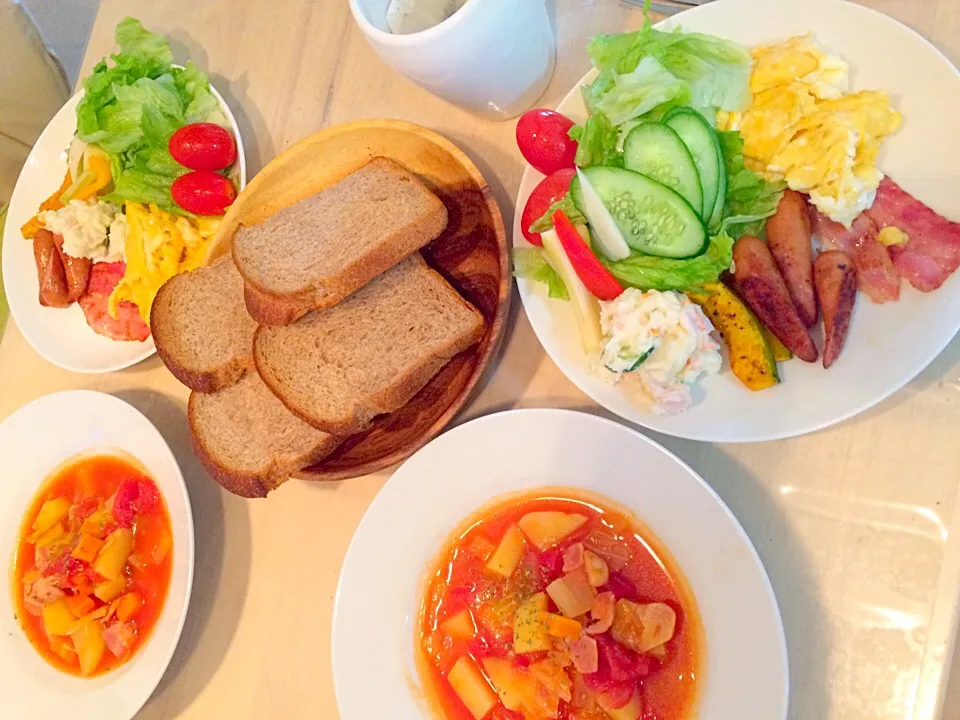 男子朝食だよぉ〜♬ #スクランブルエッグ #ベーコン #ウィンナー #かぼちゃ焼 #ピクルス #レタスサラダ #ミネストローネ|Booパパさん