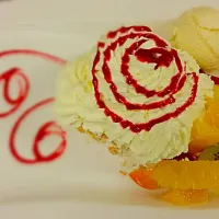 Pavlova with fresh fruits, vanilla ice cream and raspberry coulis|tessさん