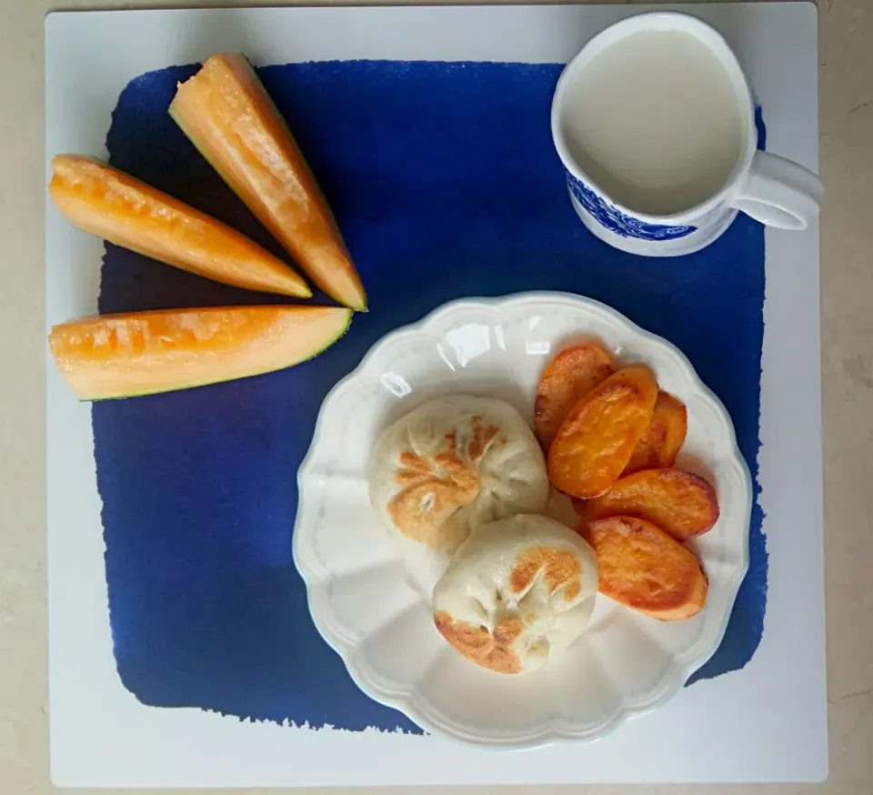 Breakfast: fried buns, fried sliced sweet potato, sweet melon , soymilk.|Liciaさん